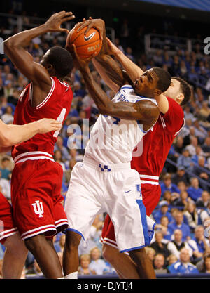 Dic. 11, 2010 - Lexington, Kentucky, Stati Uniti d'America - Kentucky Wildcats guard DeAndre Liggins (34) tirato in uno dei suoi 9 rimbalzi come Kentucky giocato Indiana sabato 11 dicembre 2010 in Lexington, KY. Foto di Mark Cornelison | Personale. (Credito Immagine: © Lexington Herald-Leader/ZUMAPRESS.com) Foto Stock