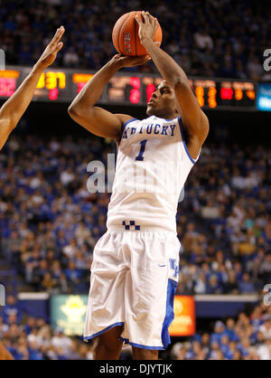 Dic. 11, 2010 - Lexington, Kentucky, Stati Uniti d'America - Kentucky Wildcats Dario MIller messo in un ponticello come Kentucky sconfitto Indiana 81-62 sabato 11 dicembre 2010 in Lexington, KY. Foto di Mark Cornelison | Personale. (Credito Immagine: © Lexington Herald-Leader/ZUMAPRESS.com) Foto Stock