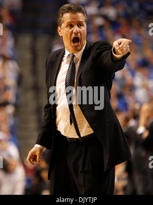 Dic. 11, 2010 - Lexington, Kentucky, Stati Uniti d'America - Kentucky coach John Calipari fatto una mossa al suo banco di lavoro come Kentucky sconfitto Indiana 81-62 sabato 11 dicembre 2010 in Lexington, KY. Foto di Mark Cornelison | Personale. (Credito Immagine: © Lexington Herald-Leader/ZUMAPRESS.com) Foto Stock