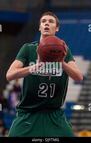 Dic. 11, 2010 - Buffalo, New York, Stati Uniti d'America - Green Bay centro di Phoenix Alec marrone (#21) gratuitamente a buttare la linea durante una partita contro la bufala tori a Alumni Arena. Buffalo ha vinto il gioco 78-64. (Credito Immagine: © Mark Konezny/Southcreek globale/ZUMAPRESS.com) Foto Stock