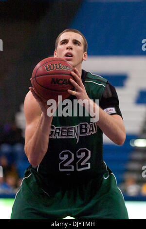 Dic. 11, 2010 - Buffalo, New York, Stati Uniti d'America - Green Bay Phoenix avanti Daniel Turner (#22) gratuitamente a buttare la linea durante una partita contro la bufala tori a Alumni Arena. Buffalo ha vinto il gioco 78-64. (Credito Immagine: © Mark Konezny/Southcreek globale/ZUMAPRESS.com) Foto Stock