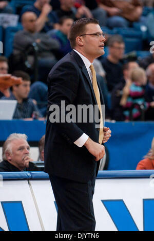 Dic. 11, 2010 - Buffalo, New York, Stati Uniti d'America - Green Bay Phoenix head coach Brian Wardle dirige il suo team contro la bufala tori durante una partita a Alumni Arena. Buffalo ha vinto il gioco 78-64. (Credito Immagine: © Mark Konezny/Southcreek globale/ZUMAPRESS.com) Foto Stock