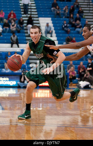 Dic. 11, 2010 - Buffalo, New York, Stati Uniti d'America - Green Bay Phoenix avanti Daniel Turner (#22) in azione durante una partita contro la bufala tori a Alumni Arena. Buffalo ha vinto il gioco 78-64. (Credito Immagine: © Mark Konezny/Southcreek globale/ZUMAPRESS.com) Foto Stock