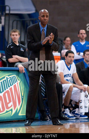 Dic. 11, 2010 - Buffalo, New York, Stati Uniti d'America - Buffalo Bulls head coach Reggie Witherspoon incoraggia la sua squadra durante una partita contro il Green Bay a Phoenix Alumni Arena. Buffalo ha vinto il gioco 78-64. (Credito Immagine: © Mark Konezny/Southcreek globale/ZUMAPRESS.com) Foto Stock