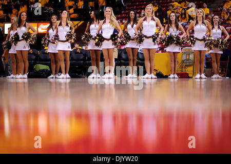 Dicembre 11, 2010: Stato dell Arizona cheerleaders sulla linea di base prima che un NCAA pallacanestro tra l'Arizona State University Sun Devils e l'Università Gardner-Webb Bulldogs a Wells Fargo Arena a Tempe, Arizona, vinto dal Sun Devils, 71-48.(Immagine di credito: © Max Simbron/Cal Sport Media/ZUMAPRESS.com) Foto Stock