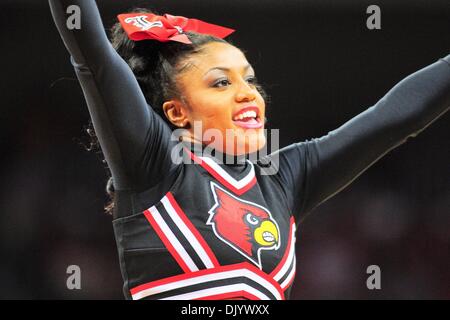 Dic. 11, 2010 - Louisville, Kentucky, Stati Uniti d'America - Louisville Cardinali cheerleader. Louisville Cardinali sconfitto UNLV ribelli 77 - 69 al KFC Yum Center di Louisville, Kentucky. (Credito Immagine: © Scott Davis/Southcreek globale/ZUMAPRESS.com) Foto Stock