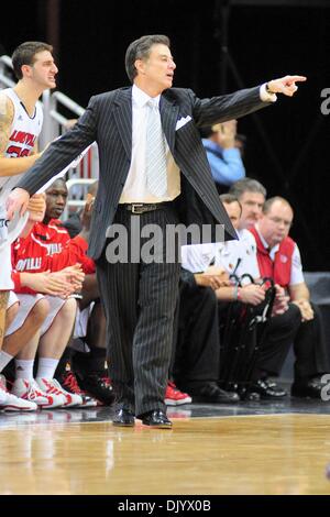 Dic. 11, 2010 - Louisville, Kentucky, Stati Uniti d'America - Louisville Cardinali head coach Rick Pitino urla istruzioni. Louisville Cardinali sconfitto UNLV ribelli 77 - 69 al KFC Yum Center di Louisville, Kentucky. (Credito Immagine: © Scott Davis/Southcreek globale/ZUMAPRESS.com) Foto Stock