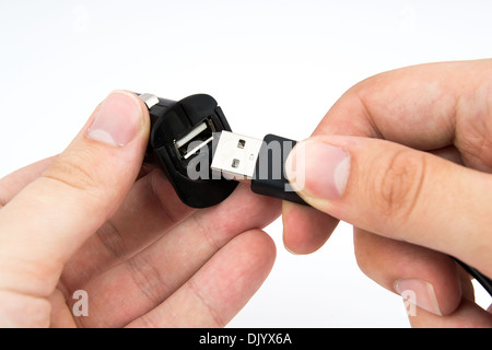 Uomo che utilizza USB caricabatteria da auto Foto Stock