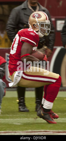 Il 12 Dic. 2010 - San Francisco, CA, Stati Uniti d'America - San Francisco 49ers vs Seattle Seahawks al Candlestick Park Domenica, 12 dicembre 2010. San Francisco 49ers safety Reggie Smith (30) fa di intercettazione.. 49ers battere Seahawks 40 a 21. (Credito Immagine: © Al Golub/ZUMAPRESS.com) Foto Stock
