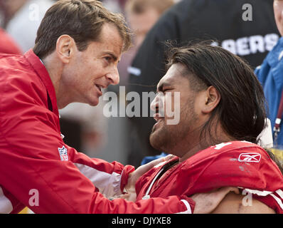 Il 12 Dic. 2010 - San Francisco, CA, Stati Uniti d'America - San Francisco 49ers vs Seattle Seahawks al Candlestick Park Domenica, 12 dicembre 2010. Il trainer lavora con San Francisco 49ers guard Mike Iupati (77).. 49ers battere Seahawks 40 a 21. (Credito Immagine: © Al Golub/ZUMAPRESS.com) Foto Stock