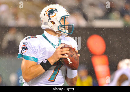 Il 12 Dic. 2010 - East Rutherford, New Jersey, Stati Uniti d'America - Miami Dolphins quarterback Chad Henne (7) in azione durante l'AFC East match tra i delfini di Miami e la New York dei getti sul nuovo Meadowlands Stadium di East Rutherford, New Jersey Miami sconfigge New York 10 a 6. (Credito Immagine: © Brooks von Arx/Southcreek globale/ZUMAPRESS.com) Foto Stock