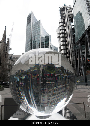 La sfera ottica "Forza vitale" scultura di Petroc Sesti riflettendo la Willis e LLoyds immobili City of London KATHY DEWITT Foto Stock