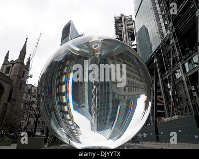 La sfera ottica "Forza vitale" scultura di Petroc Sesti riflettendo la Willis e LLoyds immobili City of London KATHY DEWITT Foto Stock