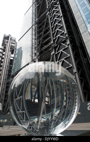 La sfera ottica "Forza vitale" scultura di Petroc Sesti riflettendo il Leadenhall edificio nel centro di Londra UK KATHY DEWITT Foto Stock