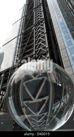 La sfera ottica "Forza vitale" scultura di Petroc Sesti riflettendo il Leadenhall edificio nel centro di Londra UK KATHY DEWITT Foto Stock