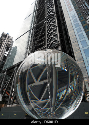 La sfera ottica "Forza vitale" scultura di Petroc Sesti riflettendo il Leadenhall edificio nel centro di Londra UK KATHY DEWITT Foto Stock