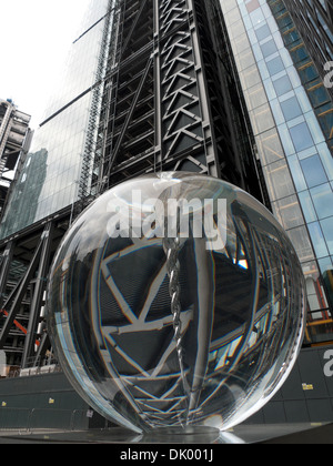 La sfera ottica "Forza vitale" scultura di Petroc Sesti riflettendo il Leadenhall edificio nel centro di Londra UK KATHY DEWITT Foto Stock