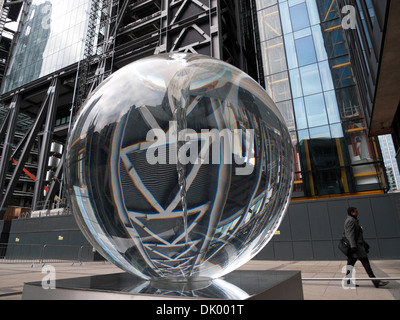 La sfera ottica "Forza vitale" scultura di Petroc Sesti riflettendo il Leadenhall edificio nel centro di Londra UK KATHY DEWITT Foto Stock