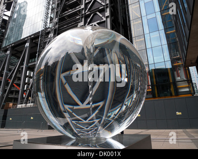 La moderna scultura in vetro della sfera ottica 'Vital Force' di Petroc Sesti riflette l'edificio Leadenhall nel centro di Londra, UK KATHY DEWITT Foto Stock