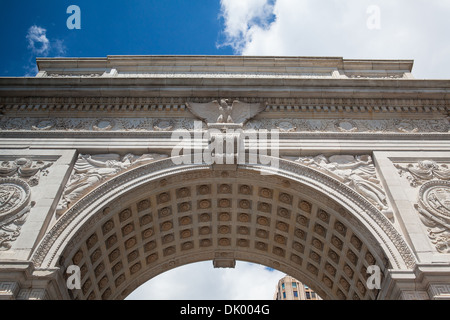 Famoso Washington Square Arch che è stato costruito nel 1889, la città di New York Foto Stock