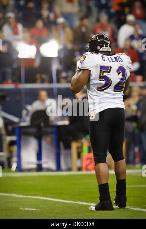 Dic. 13, 2010 - Houston, Texas, Stati Uniti d'America - Baltimore Ravens linebacker Ray Lewis (52) è utilizzata per le luci luminose di gioco del calcio di notte di lunedì. Questa settimana di gioco featured Houston Texans e Baltimore Ravens. I Corvi sconfitto i Texans 34-28 in ore di lavoro straordinario. (Credito Immagine: © Jerome Miron/Southcreek globale/ZUMAPRESS.com) Foto Stock