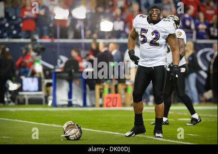 Dic. 13, 2010 - Houston, Texas, Stati Uniti d'America - Baltimore Ravens linebacker Ray Lewis (52) è utilizzata per le luci luminose di gioco del calcio di notte di lunedì. Questa settimana di gioco featured Houston Texans e Baltimore Ravens. I Corvi sconfitto i Texans 34-28 in ore di lavoro straordinario. (Credito Immagine: © Jerome Miron/Southcreek globale/ZUMAPRESS.com) Foto Stock