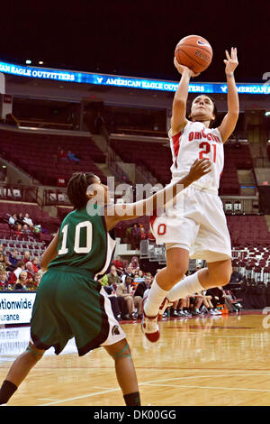 Dic. 14, 2010 - Columbus, Ohio, Stati Uniti d'America - Ohio State University del Junior Guard Samantha Prahalis (#21) e l'Università della Carolina del Sud - Upstate Senior Guard Sharniece Wadelington (#10) nel secondo periodo di gioco al valore Arena Città al Jerome Schottenstein Center in Columbus, Ohio martedì sera 14 dicembre 2010. Il Buckeyes sconfitto la signora Sparta Foto Stock