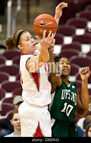 Dic. 14, 2010 - Columbus, Ohio, Stati Uniti d'America - Ohio State University Senior avanti Sarah Schulze (#43) e l'Università della Carolina del Sud - Upstate Senior Guard Sharniece Wadelington (#10) nel primo periodo di gioco al valore Arena Città al Jerome Schottenstein Center in Columbus, Ohio martedì sera 14 dicembre 2010. Il Buckeyes sconfitto la signora spartani Foto Stock