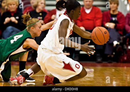 Dic. 14, 2010 - Columbus, Ohio, Stati Uniti d'America - Ohio State University di guardia del sophomore Ambra Stokes (#3) e l'Università della Carolina del Sud - Upstate del Junior Guard Kendra Wallace (#14) nel primo periodo di gioco al valore Arena Città al Jerome Schottenstein Center in Columbus, Ohio martedì sera 14 dicembre 2010. Il Buckeyes sconfitto la signora spartani 87-55 in Foto Stock
