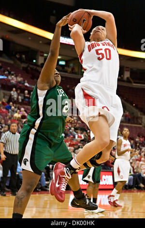Dic. 14, 2010 - Columbus, Ohio, Stati Uniti d'America - Ohio State University di avanzamento del sophomore Emilee Harmon (#50) e l'Università della Carolina del Sud - Upstate Senior avanti Chelsea McMillan (#21) nel primo periodo di gioco al valore Arena Città al Jerome Schottenstein Center in Columbus, Ohio martedì sera 14 dicembre 2010. Il Buckeyes sconfitto la signora spartani Foto Stock