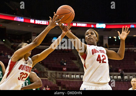 Dic. 14, 2010 - Columbus, Ohio, Stati Uniti d'America - Ohio State University di Freshman Guard Brianna Sanders (#32) e Ohio State University Senior Center Jantel lavanda (#42) nel primo periodo di gioco al valore Arena Città al Jerome Schottenstein Center in Columbus, Ohio martedì sera 14 dicembre 2010. Il Buckeyes sconfitto la signora spartani 87-55 in due tè Foto Stock