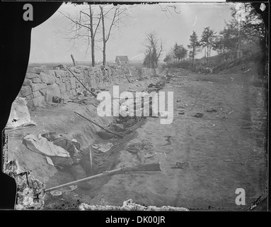 Questa fotografia raffigura soldati confederati morti dietro un muro di pietra durante la guerra civile americana. La posizione segna un punto in cui la 6th Maine Infantry penetrò con successo le linee confederate, evidenziando un momento chiave nella battaglia. Foto Stock