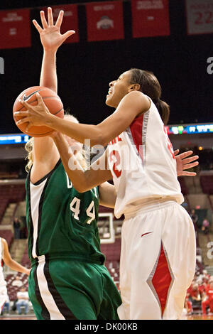Dic. 14, 2010 - Columbus, Ohio, Stati Uniti d'America - Ohio State University di Freshman Guard Brianna Sanders (#32) e l'Università della Carolina del Sud - Upstate Senior Center Kimberly Pitman (#44) nel secondo periodo di gioco al valore Arena Città al Jerome Schottenstein Center in Columbus, Ohio martedì sera 14 dicembre 2010. Il Buckeyes sconfitto la signora spartani 87 Foto Stock