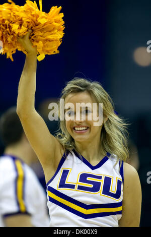 Dic. 14, 2010 - Baton Rouge, Louisiana, Stati Uniti d'America - 14 dicembre 2010: Texas Southern presso la LSU; la LSU Tiger cheerleaders intrattenere la folla durante il gioco; LSU ha vinto il gioco 77-47, Baton Rouge, Louisiana (credito Immagine: © Giovanni Korduner/Southcreek globale/ZUMAPRESS.com) Foto Stock