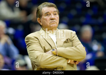 Dic. 14, 2010 - Baton Rouge, Louisiana, Stati Uniti d'America - 14 dicembre 2010: Texas Southern presso la LSU- head coach Van Cancelliere orologi il gioco da emarginare; Baton Rouge, Louisiana (credito Immagine: © Giovanni Korduner/Southcreek globale/ZUMAPRESS.com) Foto Stock