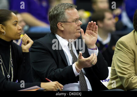 Dic. 14, 2010 - Baton Rouge, Louisiana, Stati Uniti d'America - 14 dicembre 2010: Texas Southern presso la LSU- LSU assistant coach Bob Markey orologi il gioco da emarginare; Baton Rouge, Louisiana (credito Immagine: © Giovanni Korduner/Southcreek globale/ZUMAPRESS.com) Foto Stock