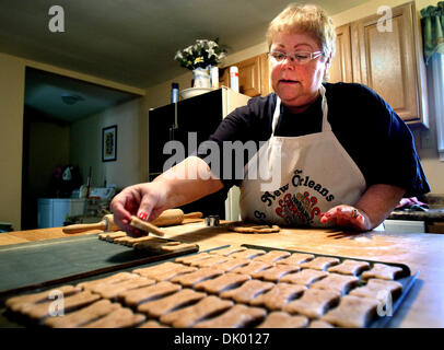 Dic. 15, 2010 - Nesbit, MS, U.S. - 3 Dicembre 2010 - Dopo aver perso il suo lavoro, Deborah Brown ha cominciato a fare le gourmet cane tratta e la loro vendita a livello locale i mercatini delle pulci Swap e incontra. Brown, che ha diversi cani della sua propria che servono come gusto tester, utilizza tutti gli ingredienti naturali nel rendere la tratta. (Credito Immagine: © l'appello commerciale/ZUMAPRESS.com) Foto Stock