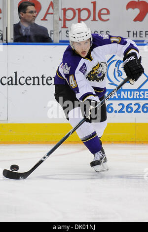 Dic. 17, 2010 - Manchester, New Hampshire, Stati Uniti d'America - Manchester conduce Portland 3-1 nella seconda con 21-19 bordo di scatto. Il monarca Defenceman Patrick Mullen (#14) (credito Immagine: © Jim Melito/Southcreek globale/ZUMAPRESS.com) Foto Stock