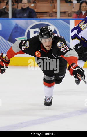 Dic. 17, 2010 - Manchester, New Hampshire, Stati Uniti d'America - Manchester conduce Portland 3-1 nella seconda con 21-19 bordo di scatto. Pirati (RW) Mark Mancari (#25) (credito Immagine: © Jim Melito/Southcreek globale/ZUMAPRESS.com) Foto Stock