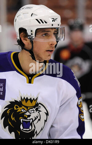 Dic. 17, 2010 - Manchester, New Hampshire, Stati Uniti d'America - Manchester conduce Portland 3-1 nella seconda con 21-19 bordo di scatto. Centro di monarchi Corey Elkins (#39) (credito Immagine: © Jim Melito/Southcreek globale/ZUMAPRESS.com) Foto Stock