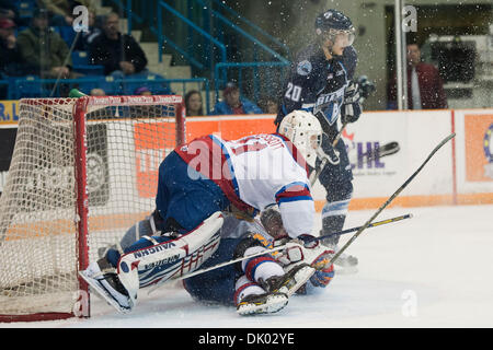 Dic. 18, 2010 - Saskatoon, Saskatchewan, Canada - Edmonton re olio goaltender Laurent Brossoit (#31) è scattato dal suo compagno di squadra in azione durante le lame di Saskatoon vs Olio di Edmonton Kings gioco a Credit Union Centre di Saskatoon. (Credito Immagine: © Derek Mortensen/Southcreek globale/ZUMAPRESS.com) Foto Stock