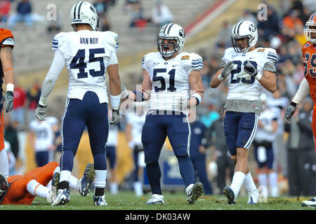Dic. 18, 2010 - Albuquerque, Nuovo Messico, Stati Uniti d'America - i giocatori BYU Kyle Van Noy (45), Shane Hunter (51), e Travis Uale (23) celebrare un Van Noy sacco nella prima metà. BYU conduce UTEP 31-10 a metà del Nuovo Messico coppa a University Stadium. (Credito Immagine: © Andrew Fielding/Southcreek globale/ZUMAPRESS.com) Foto Stock