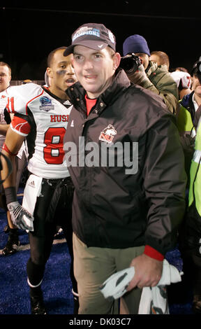 Dic. 18, 2010 - Boise, Idaho, Stati Uniti d'America - Tom Matukewicz, Interium capo allenatore di calcio per Northern Illinois Huskies celebra a conclusione dell'azione dell'Umanitaria uDrive ciotola, contro il Raschino di Fresno Bulldogs stato giocato al Bronco Stadium di Boise, Idaho (credito Immagine: © Brian Lossness/Southcreek globale/ZUMAPRESS.com) Foto Stock