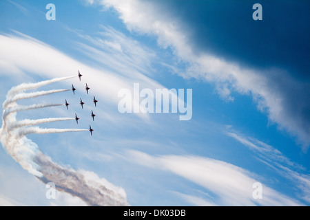 Le frecce rosse eseguire un giro con la formazione di fumo bianco nel loro marchio "diamond 9' formazione durante gli allenamenti invernali,Cipro Foto Stock