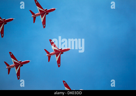 Le frecce rosse eseguire un giro con la formazione di fumo bianco nel loro marchio "diamond 9' formazione durante gli allenamenti invernali,Cipro Foto Stock