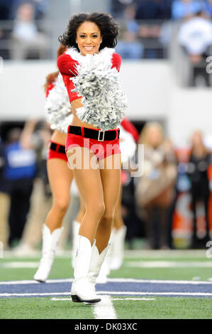 Dic. 19, 2010 - Arlington, Texas, Stati Uniti d'America - Dallas Cowboys Cheerleaders durante il tempo di emisaturazione Christmas show come Dallas Cowboys portare Washington Redskins 20-7 a metà ai cowboy Stadium di Arlington, Texas. (Credito Immagine: © Steven Leija/Southcreek globale/ZUMAPRESS.com) Foto Stock