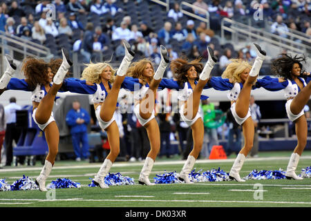 Dic. 19, 2010 - Arlington, Texas, Stati Uniti d'America - Dallas Cowboys cheerleaders durante il pre-game entertainment come Dallas Cowboys sconfitta Washington Redskins 33-30 a cowboy Stadium di Arlington, Texas. (Credito Immagine: © Steven Leija/Southcreek globale/ZUMAPRESS.com) Foto Stock