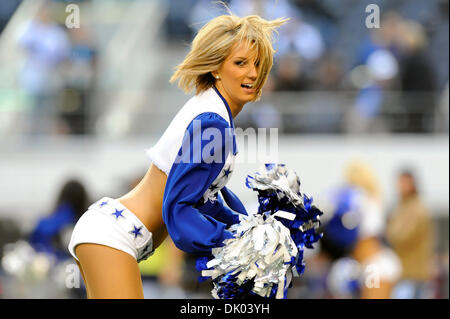 Dic. 19, 2010 - Arlington, Texas, Stati Uniti d'America - Dallas Cowboys cheerleaders durante l'azione di gioco come Dallas Cowboys sconfitta Washington Redskins 33-30 a cowboy Stadium di Arlington, Texas. (Credito Immagine: © Steven Leija/Southcreek globale/ZUMAPRESS.com) Foto Stock