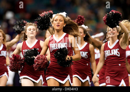 Dic. 19, 2010 - New Orleans, Louisiana, Stati Uniti d'America - 18 dicembre 2010: Troy Trojan cheerleaders durante il 2010 R+L vettori New Orleans ciotola che ha caratterizzato la Ohio University Bobcats e Troy University Trojan al Superdome di New Orleans, LA. Troy vincere contro Ohio 48-21. (Credito Immagine: © Patrick Green/Southcreek globale/ZUMAPRESS.com) Foto Stock