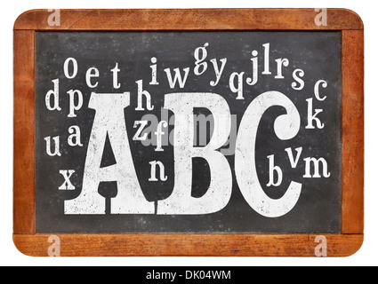 ABC e lettere casuali di alphabet su un vintage lavagna ardesia isolato su bianco Foto Stock